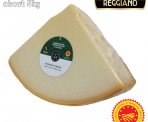 Though we call it “fresh”, this a eighteen months aging cheese. Eighteen months is the minimum period in which the cheese develops and matures all the nutritional characteristics that make it unique. Agricola Giansanti's Parmigiano Reggiano Fresco is softly-and-round tasting, white in colour, and still partially granular in consistency. For this reason we recommend it first of all as a “table cheese”, to be eaten together with a drink or as an appetizer in family brunches.