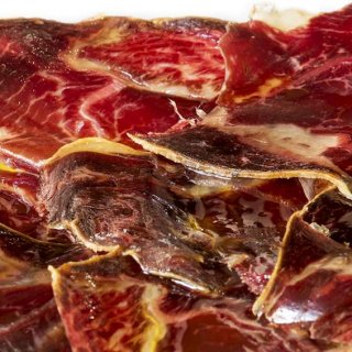 Cecina de León IGP contra Oak Smoked Beef 24 months sliced